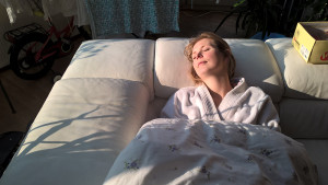 Spánek a fotoléčba - lék na chřipku s dvojím účinkem. Foto: Sláma v botách